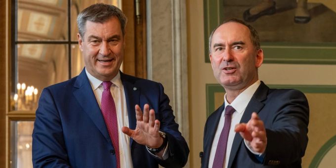 Der CSU-Vorsitzende Markus Söder und Freie-Wähler-Chef Hubert Aiwanger unterzeichnen den Koalitionsvertrag ihrer beiden Parteien. Markus Söder Hubert Aiwanger
