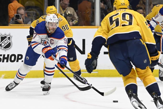 Roman Josi (r.) verliert in der NHL mit Nashville gegen die Edmonton Oilers. NHL