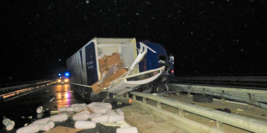 Dönerspiesse liegen nach einem Lkw-Unfall auf der Autobahn 81 in Baden-Württemberg.