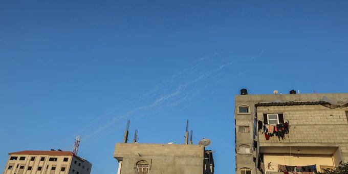 Im Konflikt zwischen Israel und Gaza hat die israelische Armee einen Drohnenangriff aus dem Jemen abgewehrt. (Symbolbild) Rauch am Himmel