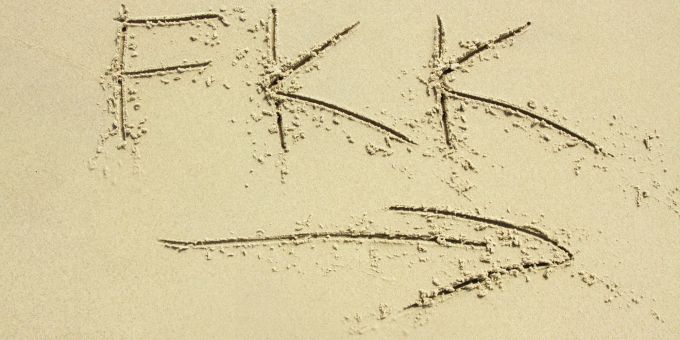 Recherchieren Sie vorab, wie nackt der Strand wirklich ist. FKK mit einem Pfeil in den Sand gemalt.