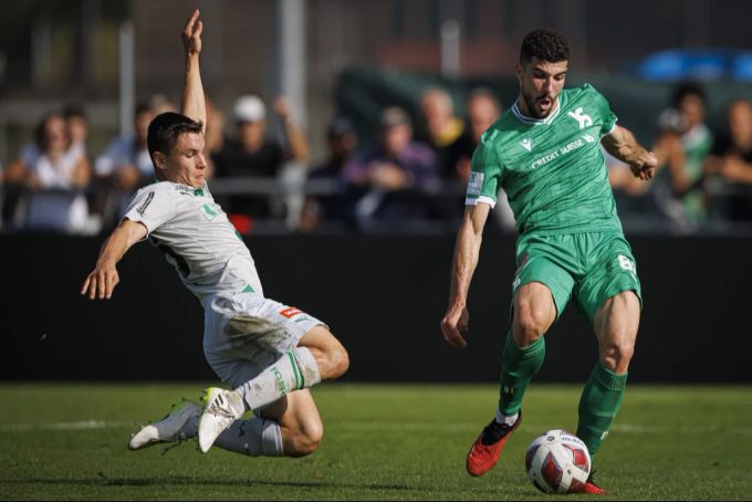 Hier stört Mattia Zanotti (links) Yverdon-Torschütze Aimen Mahious beim Abschluss – kurze Zeit später sieht der FCSG-Verteidiger die Rote Karte. fcsg