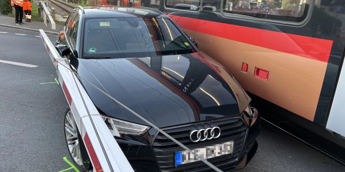 Wollerau SZ: Voralpen-Express kollidiert auf Bahnübergang mit Auto. Wollerau SZ