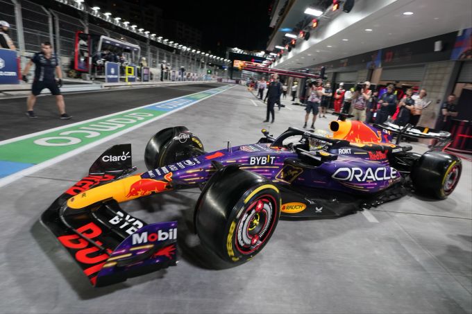 Auch in der Formel 1 ist Aramco allgegenwärtig – etwa hier beim Vegas-GP in der Boxengasse. Formel 1 Aramco