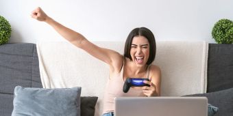 Frau beim Laptop-Gaming