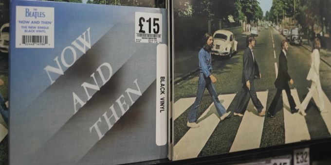 Der neuste und letzte Beatles-Song «Now And Then» mit der Stimme John Lennons ist jetzt erhältlich. beatles song john lennon