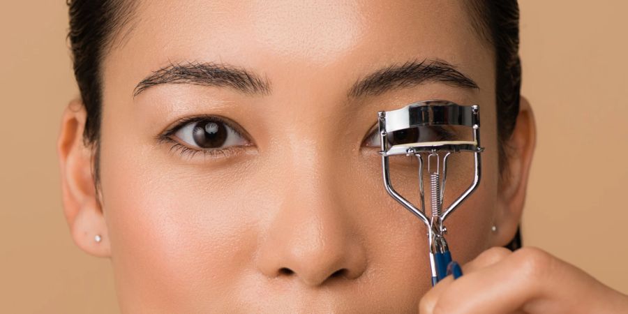 Die Wimpernzange – das unerlässliche Werkzeug auf dem Weg zum perfekten Augenaufschlag.
