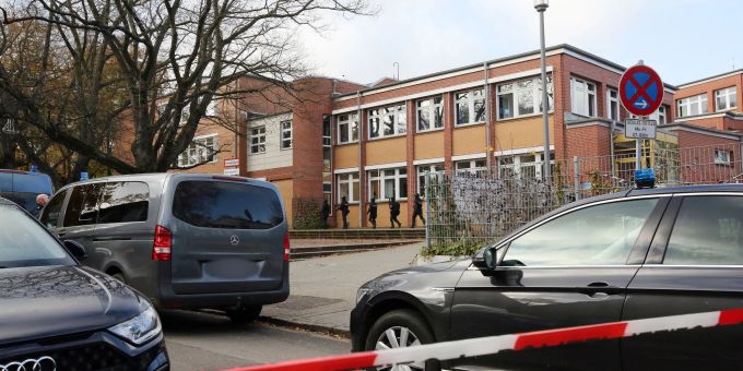 Die Bedrohungslage führte zu einem Grosseinsatz der Polizei an der Stadtteilschule Blankenese. Die Bedrohungslage führte zu einem Grosseinsatz der Polizei an der Stadtteilschule Blankenese.