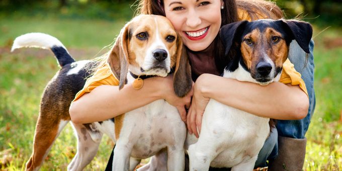 Für Haustiere sind deren Besitzer ihr Lebensmittelpunkt. Frau mit zwei Hunden