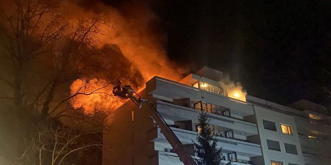 Brand in Dachwohnung in Reinach. Brand in Dachwohnung