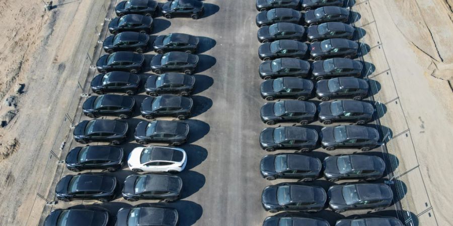 Viele Elektrofahrzeuge vom Typ Tesla Model Y stehen auf dem Gelände der Tesla-Gigafactory in Berlin. (Archivbild)