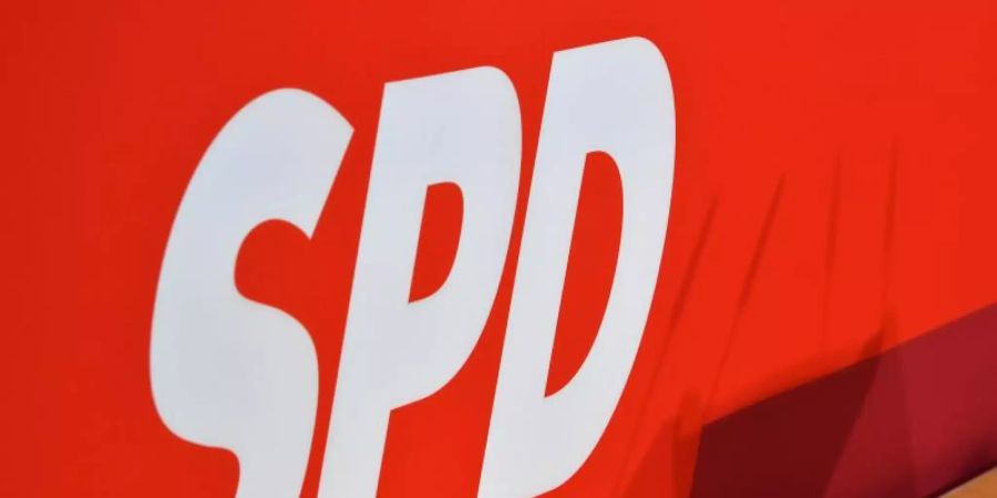 Ein SPD-Logo ist in der Parteizentrale an einer roten Wand zu sehen. Foto: Bernd von Jutrczenka
