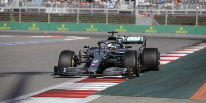 Vettel ausgeschieden - Lewis Hamilton gewinnt GP von Russland