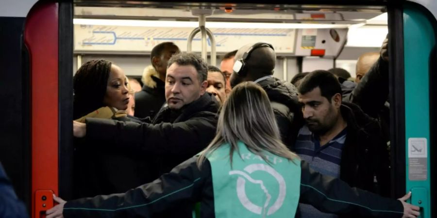 Frau bekommt in Pariser Streikchaos an Bahnhof ein Kind