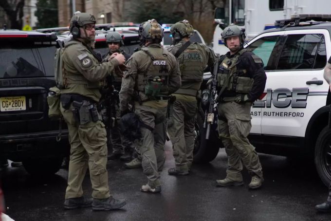 Ein Anti-Terror-Unit in New Jersey, wo es heute Dienstag zu einer Schiesserei gekommen ist. Polizei