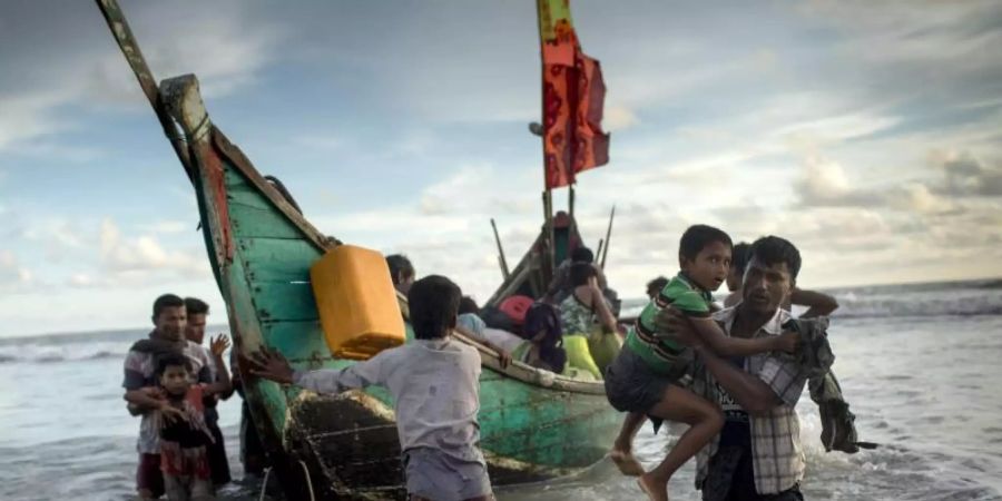 Aus Myanmar geflohene Rohingya gehen im Herbst 2017 auf einer Insel in Bangladesch an Land. Foto: Km Asad/Zuma Press/dpa