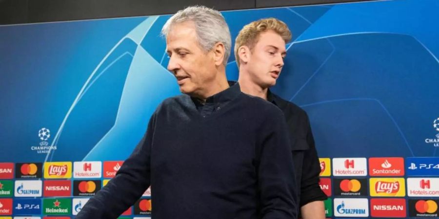 BVB-Trainer Lucien Favre (l) und Julian Brandt bei der Pressekonferenz. Foto: Bernd Thissen/dpa