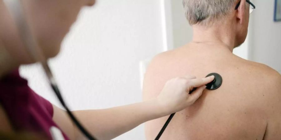 Studie: Patienten sehen Überversorgung in der Medizin - aber nur bei anderen. Foto: Maurizio Gambarini/dpa