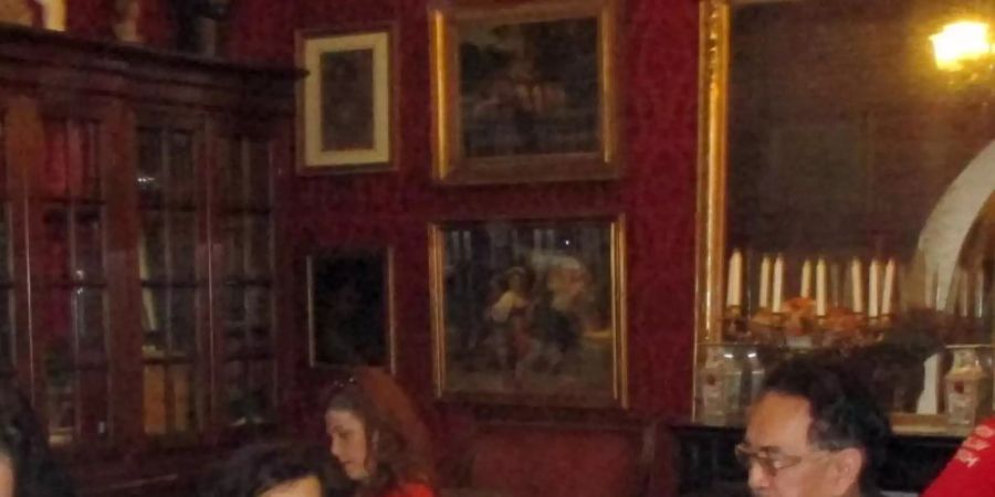 Gäste sitzen im «Caffe Greco» nahe der spanischen Treppe. Foto: Klaus Blume/dpa