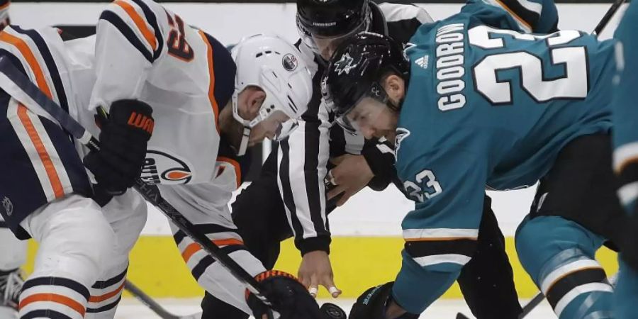 Leon Draisaitl (l) von den Edmonton Oilers beim Bully. Foto: Ben Margot/AP/dpa