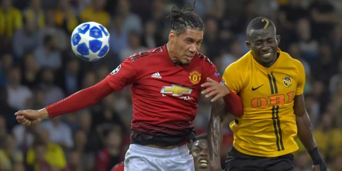Sékou Sanogo im Duell mit Manchester Uniteds Chris Smalling. Sékou Sanogo