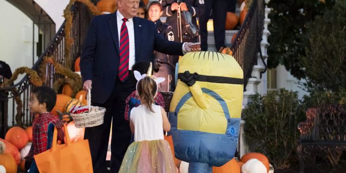 Armer Minion: US-Präsident Donald Trump legt die Schokolade auf den Kopf des verkleideten Kindes. Die fällt natürlich sofort runter... Donald Trump