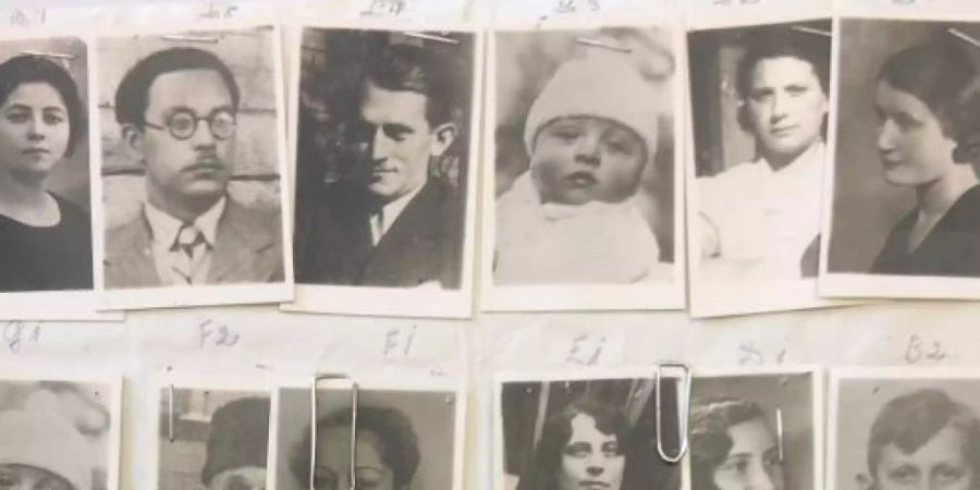 Von der Fremdenpolizei beschlagnahmte Passfotos in einer Schweizer Wohnung. Pässe erhielten die Abgebildeten nicht, den Holocaust haben sie wohl nicht überlebt.