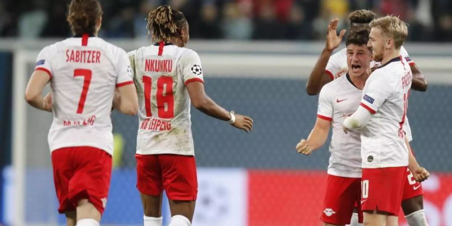Die Spieler von RB Leipzig feiern ein Tor gegen Zenit St. Petersburg. Foto: Dmitri Lovetsky/AP/dpa