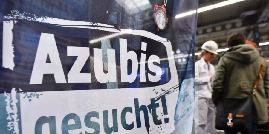 Azubis werden gesucht - und bekommen künftig mehr Geld und neue Titel für die Weriterbilding. Foto: Martin Schutt/zb/dpa