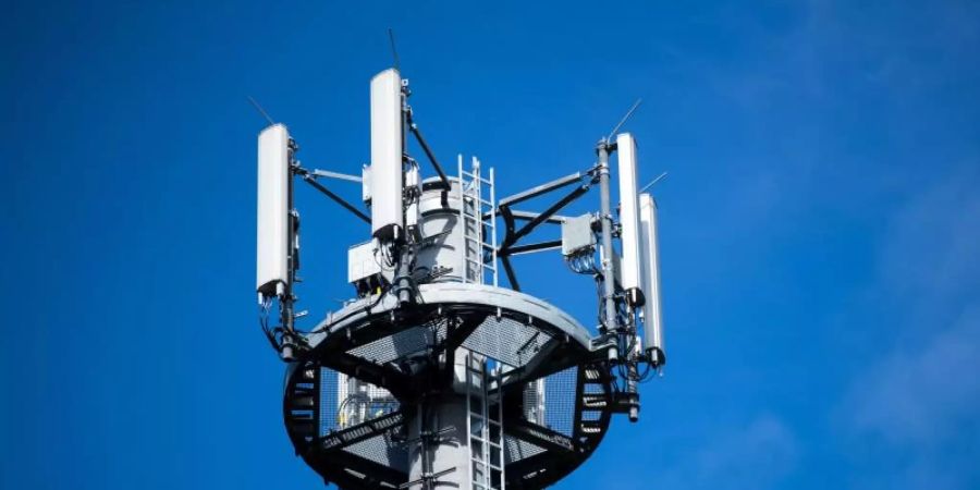 Ein Mast mit verschiedenen Antennen von Mobilfunkanbietern. Foto: Jens Büttner/zb/dpa