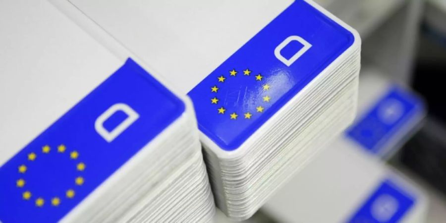 Noch ungeprägt: Nummernschilder auf einem Stapel