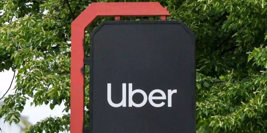 Uber will die Passagiere vor jeder Fahrt nun darüber informieren, welches Beförderungsunternehmen die Tour übernimmt. Foto: Jens Kalaene/zb/dpa