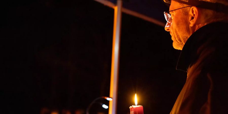 Weihbischof Alain de Raemy beim nächtlichen Weihnachtsfest in der Ranftschlucht in Obwalden.