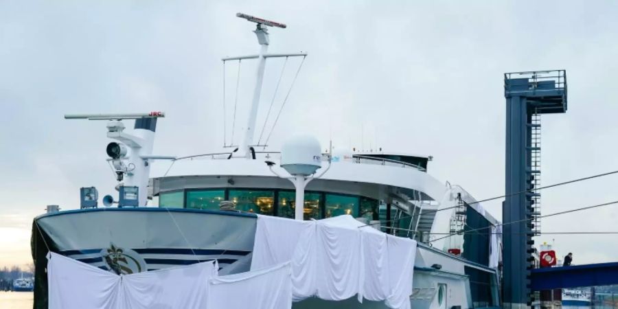 Fahrgastschiff im Hafen von Speyer