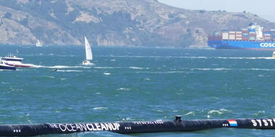 Ein Abfallsammelgerät aus dem Projekt «The Ocean Cleanup» schwimmt auf seinem Weg zum Einsatzort im Pazifischen Ozean in der Bucht von San Francisco. Foto (Archiv): Barbara Munker Foto: Barbara Munker