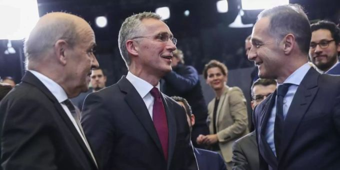 Bundesaussenminister Heiko Maas (r) spricht beim Nato-Aussenministertreffen mit seinem französischen Amtskollegen Jean-Yves Le Drain (l) und Nato-Generalsekretär Jens Stoltenberg. Foto: Francisco Seco/AP/dpa Bundesaussenminister Heiko Maas (r) spricht beim Nato-Aussenministertreffen mit seinem französischen Amtskollegen Jean-Yves Le Drain (l) und Nato-Generalsekretär Jens Stoltenberg. Foto: Francisco Seco/AP/dpa