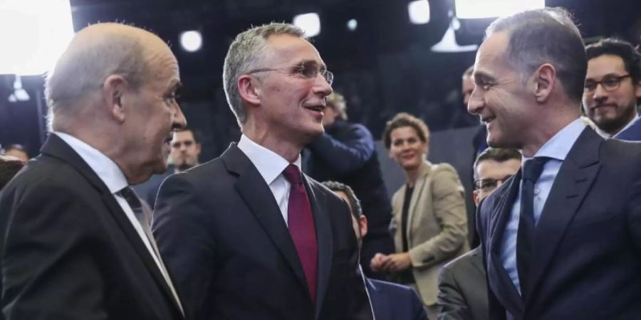 Bundesaussenminister Heiko Maas (r) spricht beim Nato-Aussenministertreffen mit seinem französischen Amtskollegen Jean-Yves Le Drain (l) und Nato-Generalsekretär Jens Stoltenberg. Foto: Francisco Seco/AP/dpa