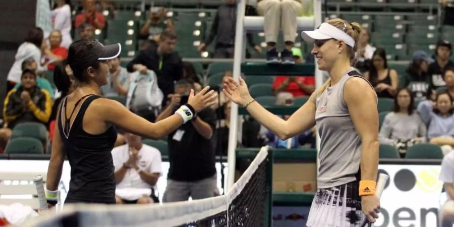Misaki Doi (l) gratuliert Angelique Kerber zum Sieg. Foto: Michael Sullivan/CSM via ZUMA Wire/dpa