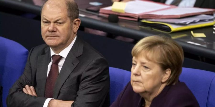 Vizekanzler Olaf Scholz (SPD) und Bundeskanzlerin Angela Merkel (CDU) im Bundestag. Foto: Fabian Sommer/dpa