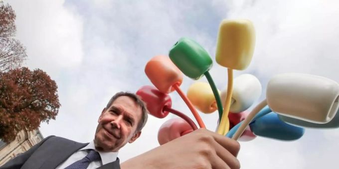 Der New Yorker Künstler Jeff Koons neben seiner Skulptur «Bouquet of Tulips». Foto: Francois Mori/AP/dpa Der New Yorker Künstler Jeff Koons neben seiner Skulptur «Bouquet of Tulips». Foto: Francois Mori/AP/dpa