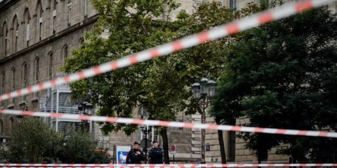 Nach Messer-Angriff - Anti-Terror-Spezialisten ermitteln nun in Paris