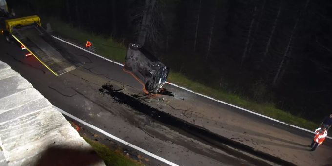 Fahrzeuglenker stürzte mit seinem Personenwagen etwa fünf Meter auf die darunterliegende Fahrbahn. Fahrzeuglenker stürzte fünf Meter auf die darunterliegende Fahrbahn.