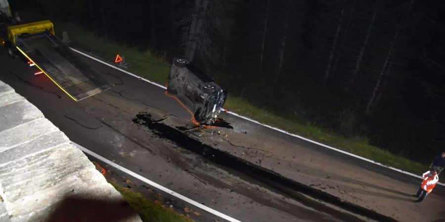 Fahrzeuglenker stürzte fünf Meter auf die darunterliegende Fahrbahn.
