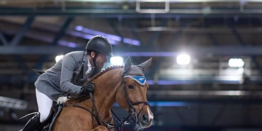 Philipp Weishaupt reitet auf seinem Pferd Che Fantastica. Foto: Sebastian Gollnow/Archiv