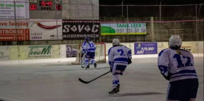 Nur selten landet der Puck auf der Seite des DHC Lyss.