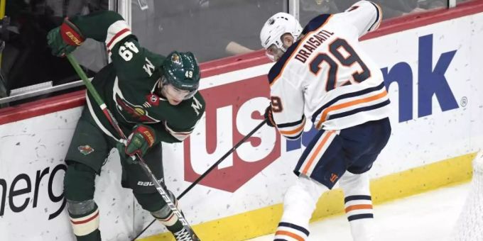 Leon Draisaitl unterlag mit den Oilers bei den Minnesota Wild. Foto: Tom Olmscheid/FR22905 AP/dpa