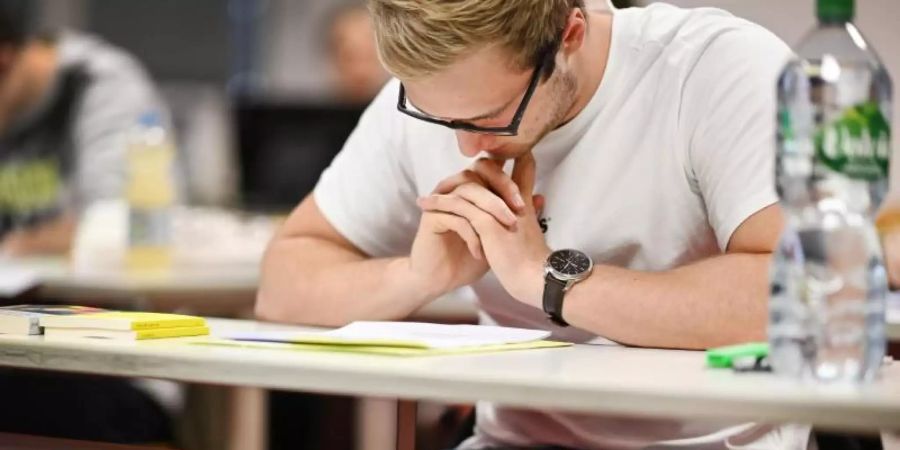 Aus den Hochschulen kämen Klagen über das Text- und Schreibverständnis der Abiturienten und über Schwierigkeiten in Mathematik. Foto: Felix Kästle