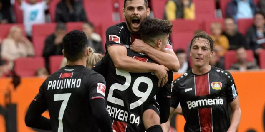 Die Spieler von Bayer Leverkusen feiern den Sieg beim FC Augsburg. Foto: Stefan Puchner