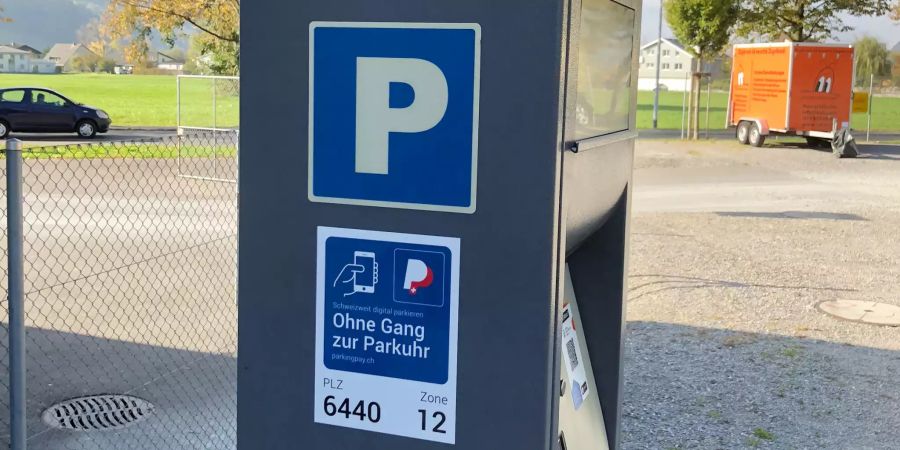 Beispiel aus der Gemeinde Ingenbohl: Ein Kleber an der Parkuhr weist auf die Möglichkeit des bargeldlosen Bezahlens hin.