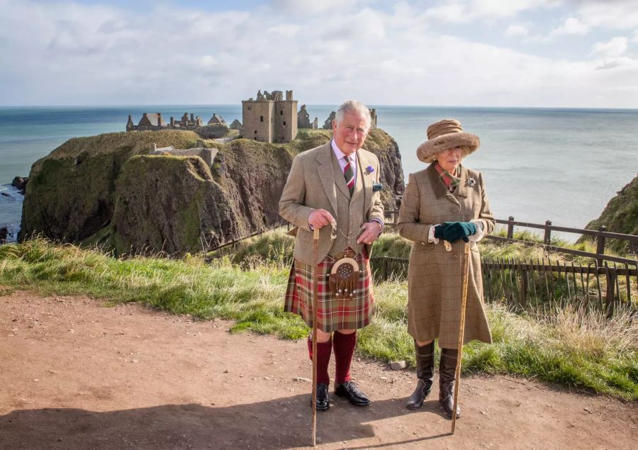 Der britische Thronfolger Prinz Charles und seine Frau Camilla besuchen das Dunnottar Castle in Schottland.